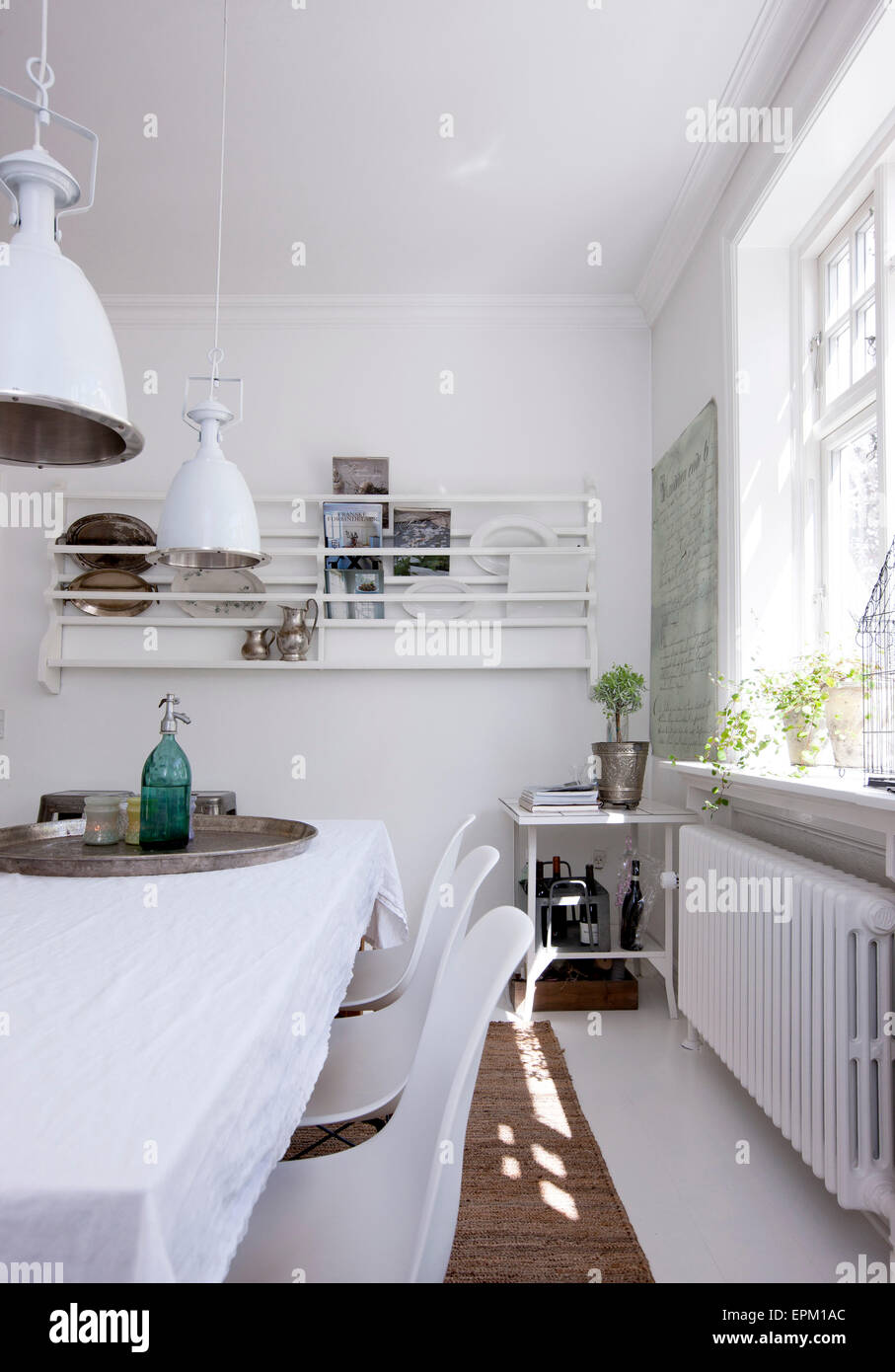 Cocina blanca con rango de microondas y televisor montado en la pared en  Hanne Davidsen renovación de viviendas, Silkesborg, Dinamarca Fotografía de  stock - Alamy