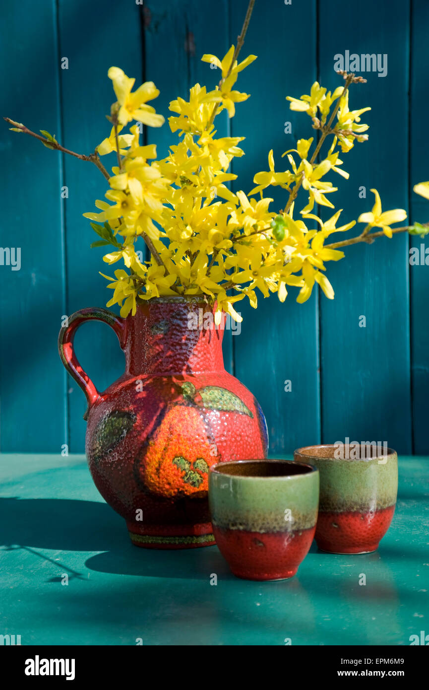 Los años setenta jarra con ramitas de Forsythia florece Foto de stock