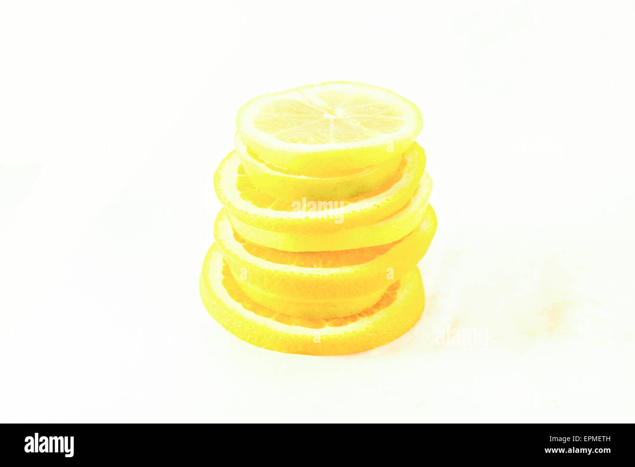 Una torre, construida de frutas de naranja, limón verde y limón amarillo Foto de stock