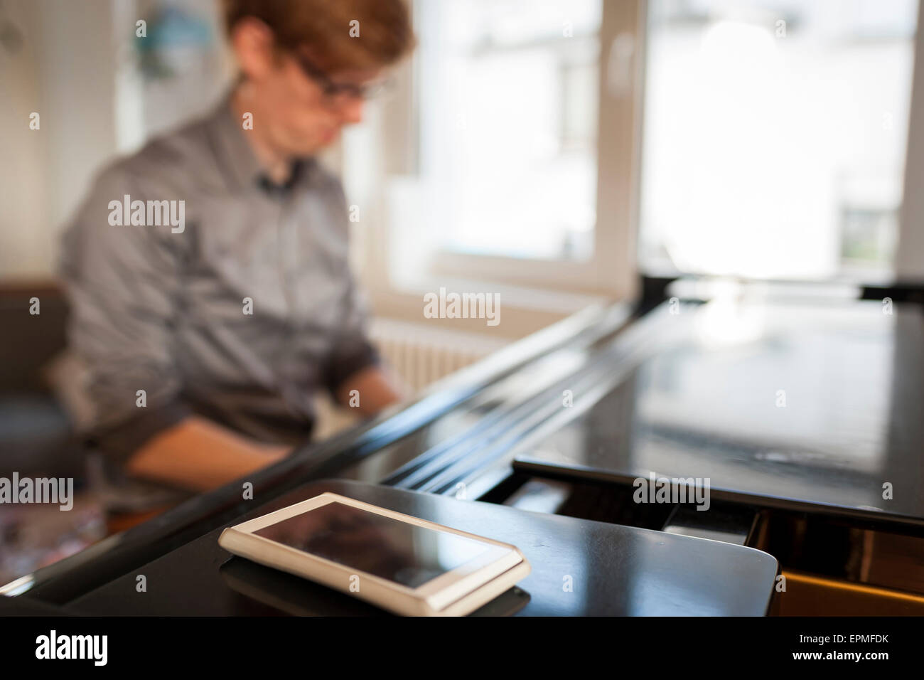 Hombre tocando el piano con teléfono celular en primer plano Fotografía de  stock - Alamy