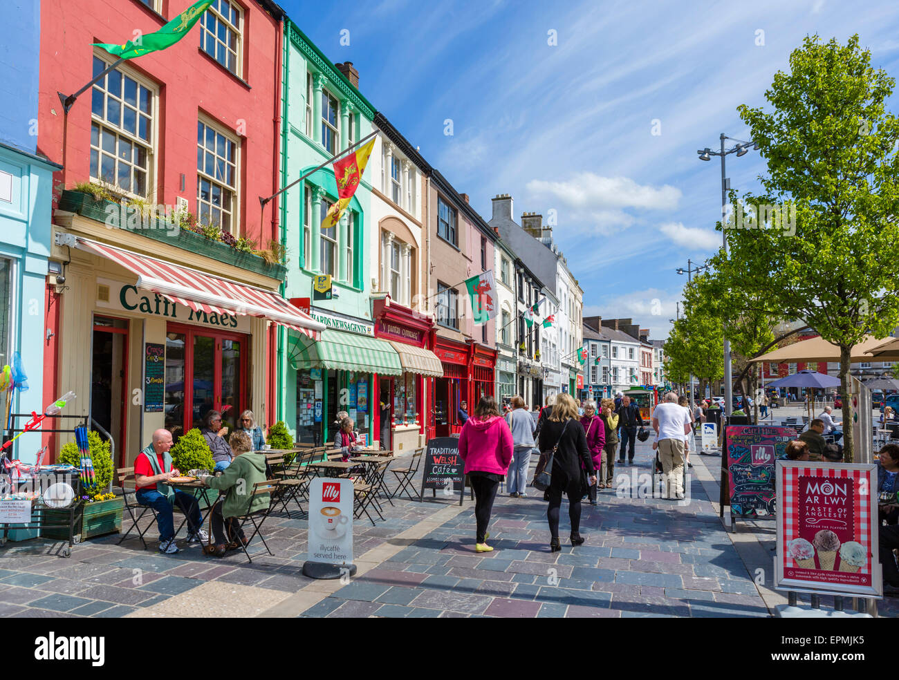 Tiendas, pubs y cafeterías de la Plaza del Castillo, Caernarfon, Gwynedd, Gales, Reino Unido Foto de stock