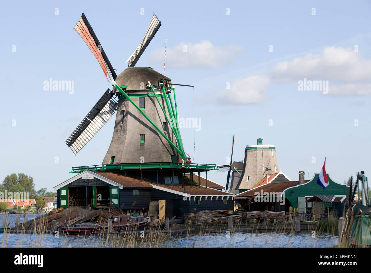 Molinos de viento en Zaanse Schans, molinos de viento antiguo holandés de trabajo a lo largo del río de Zaan Foto de stock