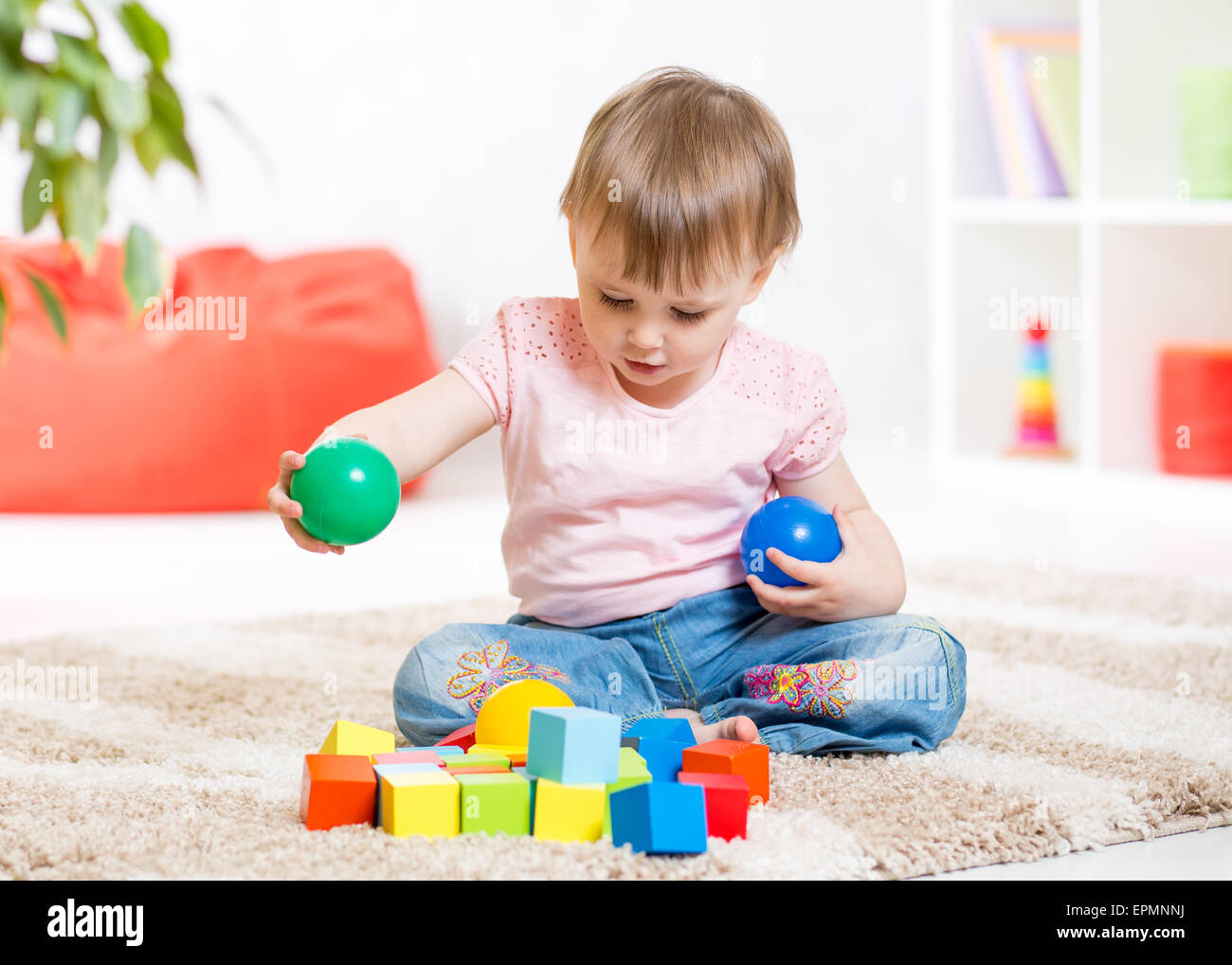 Vista superior de un pequeño niño asiático de 2 años que se divierte  jugando plastilina de colores / juegos de cocina, juguetes de cocina en la  escuela de juegos, juguetes educativos concepto