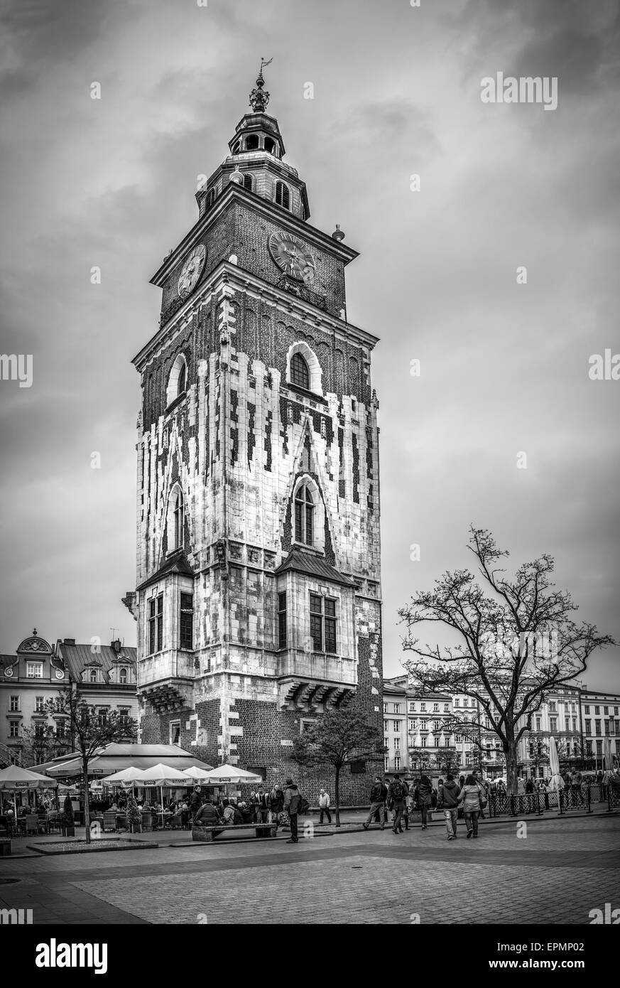 Cracovia, Polonia - Mayo 01, 2015: fotografía en blanco y negro del antiguo ayuntamiento en la plaza principal de Cracovia Cracovia, Polonia ( ) Foto de stock
