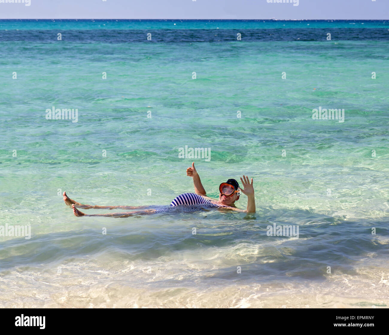Fat Man en un traje de baño retro espalda en el mar Foto de stock