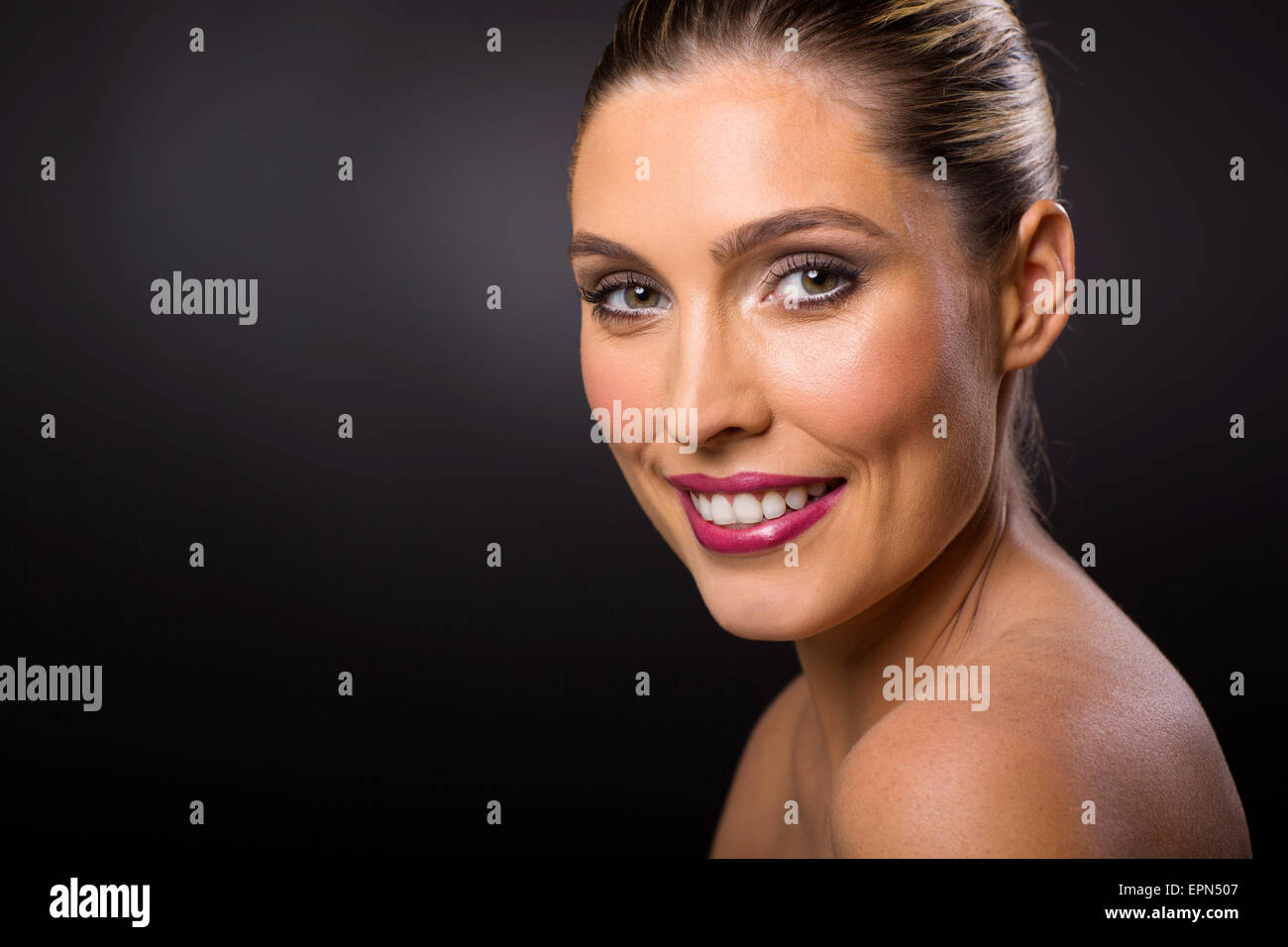 Modelo femenino con piel clara mirando a la cámara Foto de stock