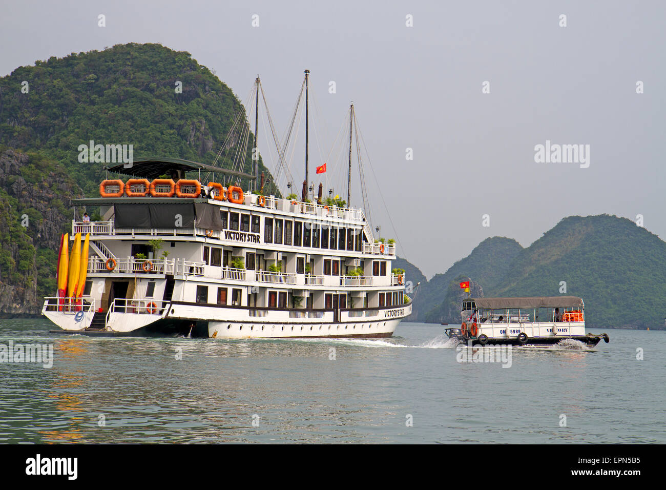 Los barcos turísticos en la Bahía Halong. Foto de stock