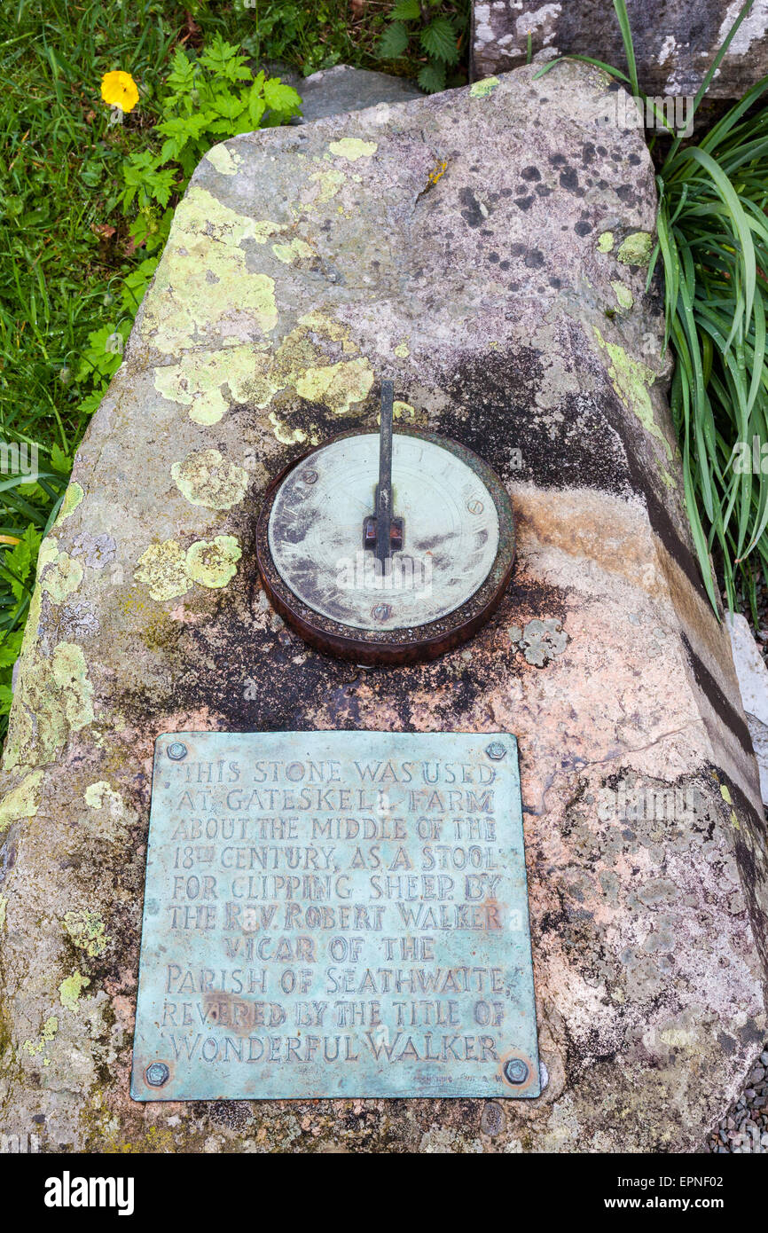 Revdo. Walker la "piedra" de recorte ahora usado como un reloj de sol en la Holy Trinity Church, Seathwaite, Dunnerdale, Lake District, Cumbria Foto de stock