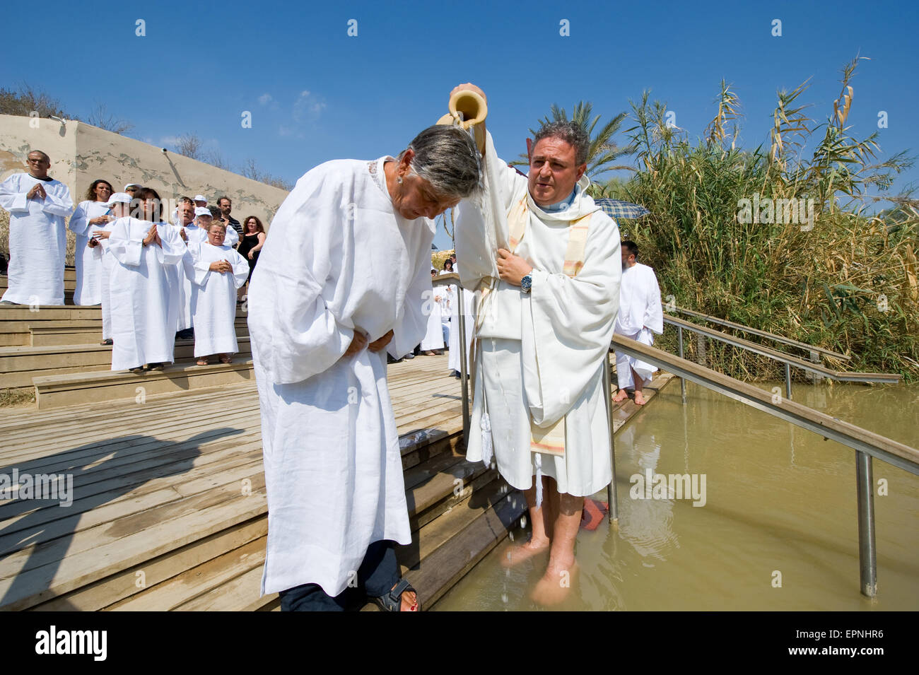 Yeriho, ISRAEL - Oct 15, 2014: Un hombre es ser bautizado por el agua durante un bautismo ritual en Qasr el Yahud cerca Yeriho en la Jo Foto de stock
