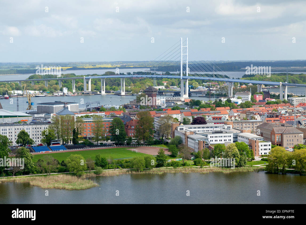 Vista de Ruegen puente desde la torre de la Iglesia de Santa María de Stralsund, Mecklenburg-West Pomerania, Alemania Foto de stock