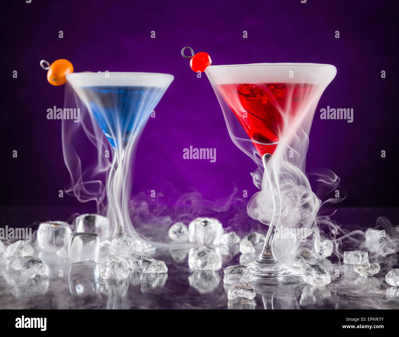 Martini bebidas con hielo seco efecto humo, servido en el de bar con fondo de color oscuro Fotografía de stock - Alamy