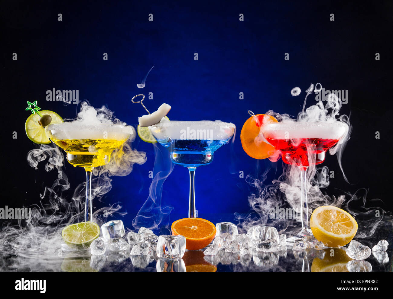 Martini bebidas con hielo seco efecto humo, servido en el mostrador de