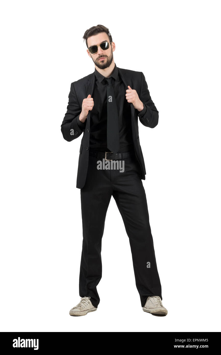 traicionar reducir preocupación Misterioso hombre barbado en traje negro y zapatillas blancas sosteniendo el collar. Longitud de cuerpo completo retrato aislado sobre blanco Fotografía de stock - Alamy traicionar reducir preocupación Misterioso hombre barbado en traje negro y zapatillas blancas sosteniendo el collar. Longitud de cuerpo completo retrato aislado sobre blanco Fotografía de stock - Alamy