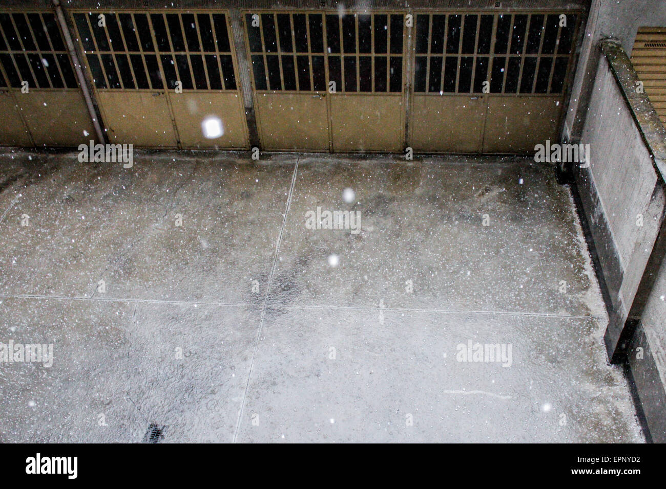 Turín, Italia. 20 de mayo de 2015. Una repentina lluvia de granizo azotó la ciudad de Turín, haciendo que la superficie de la carretera blanca como si hay nieve. © Elena Aquila/Pacific Press/Alamy Live News Foto de stock