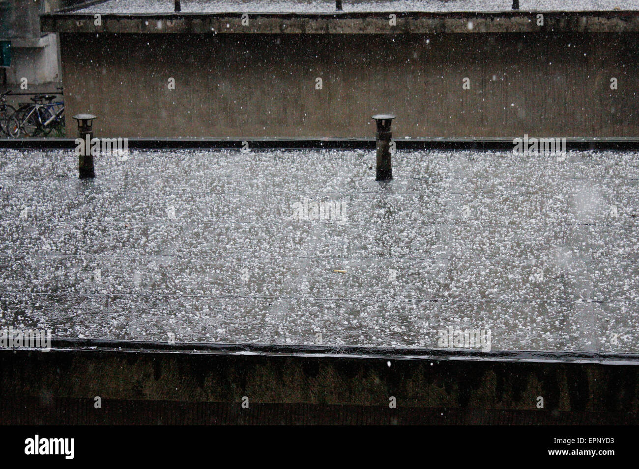 Turín, Italia. 20 de mayo de 2015. El granizo cubierto con una sábana blanca en el techo. © Elena Aquila/Pacific Press/Alamy Live News Foto de stock