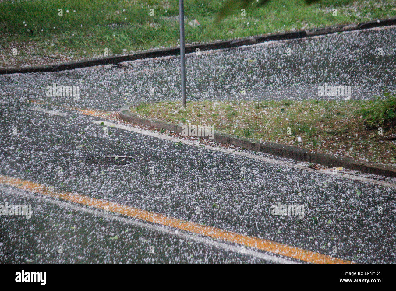 Turín, Italia. 20 de mayo de 2015. Una repentina lluvia de granizo azotó la ciudad de Turín, haciendo que la superficie de la carretera blanca como si hay nieve. © Elena Aquila/Pacific Press/Alamy Live News Foto de stock