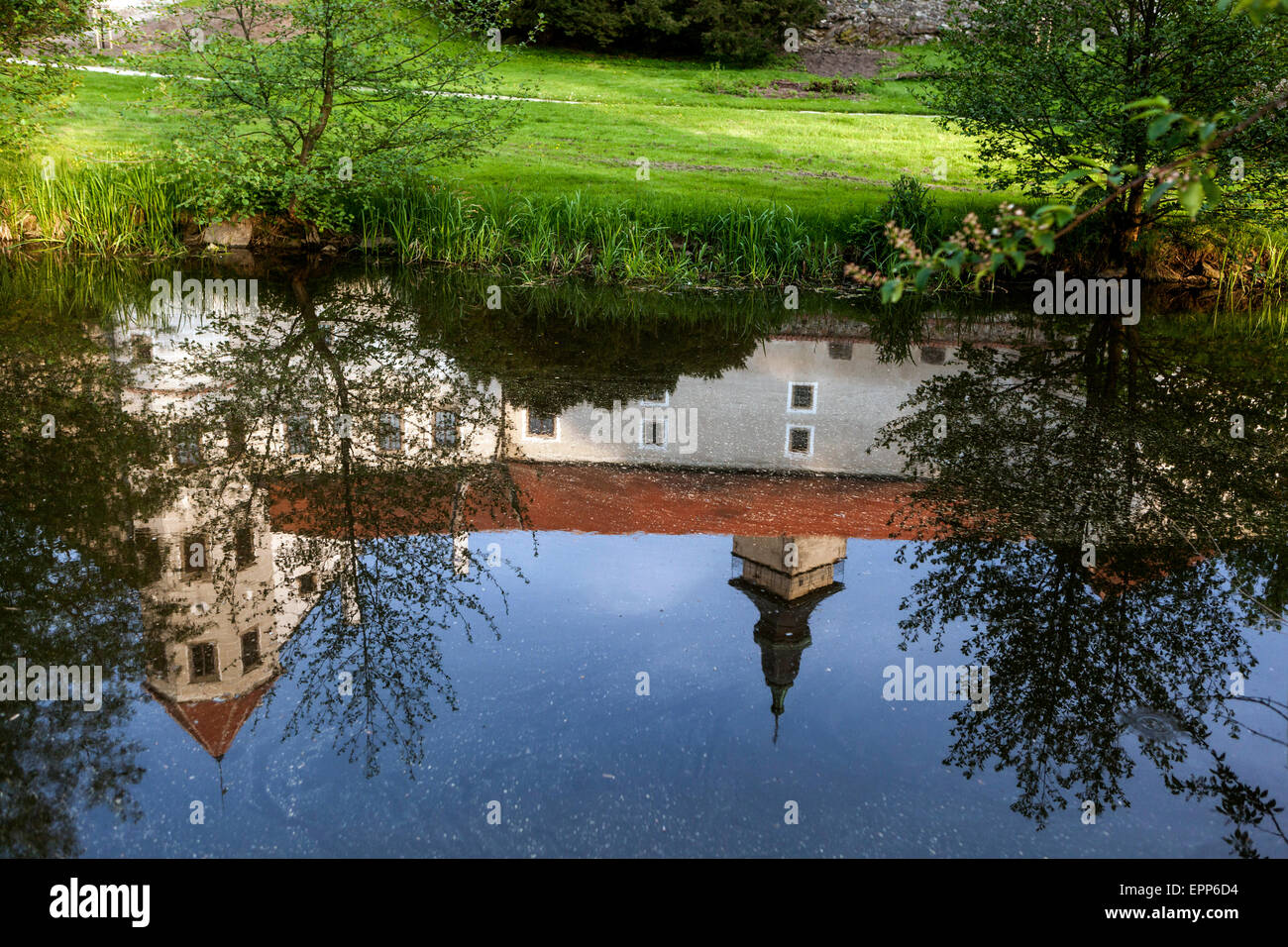 Telc, República Checa, ciudad del patrimonio mundial de la UNESCO, el castillo de la ciudad Checa de ver a través de la reflexión del estanque Foto de stock