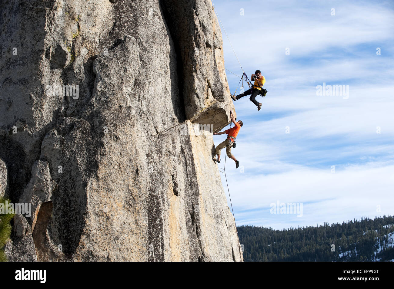 Un fotógrafo fotografías un escalador en California. Foto de stock