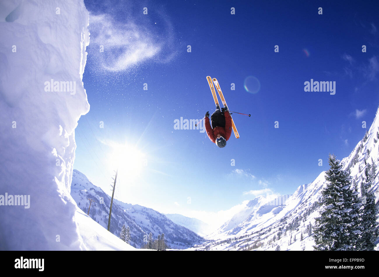Funda de edredón Un saltador de esquí freeride, con los esquís cruzados  contra una montaña 