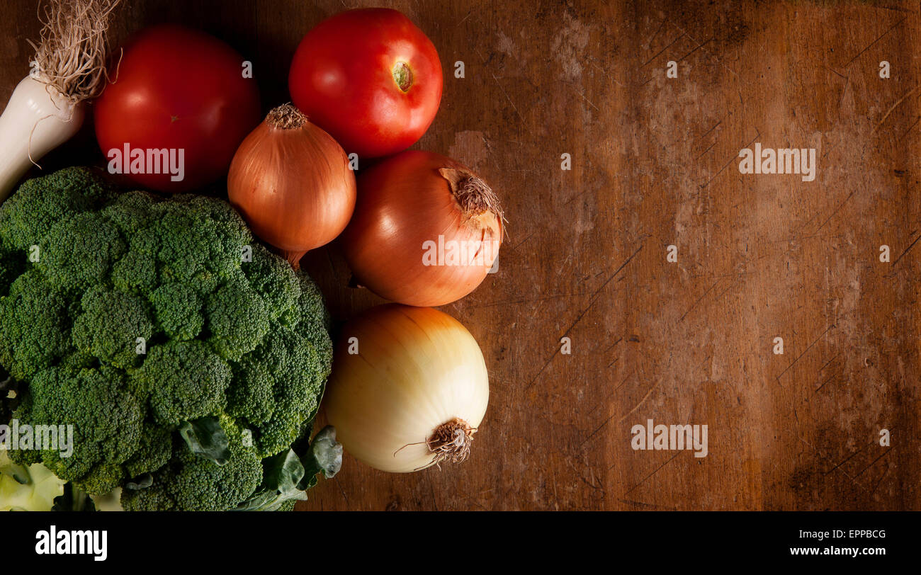 Verduras en madera desgastada. Espacio para el texto. Vista superior. vegetal, colorido, comer alimentos, tabla, rústico, set, vegetariana, granja Foto de stock