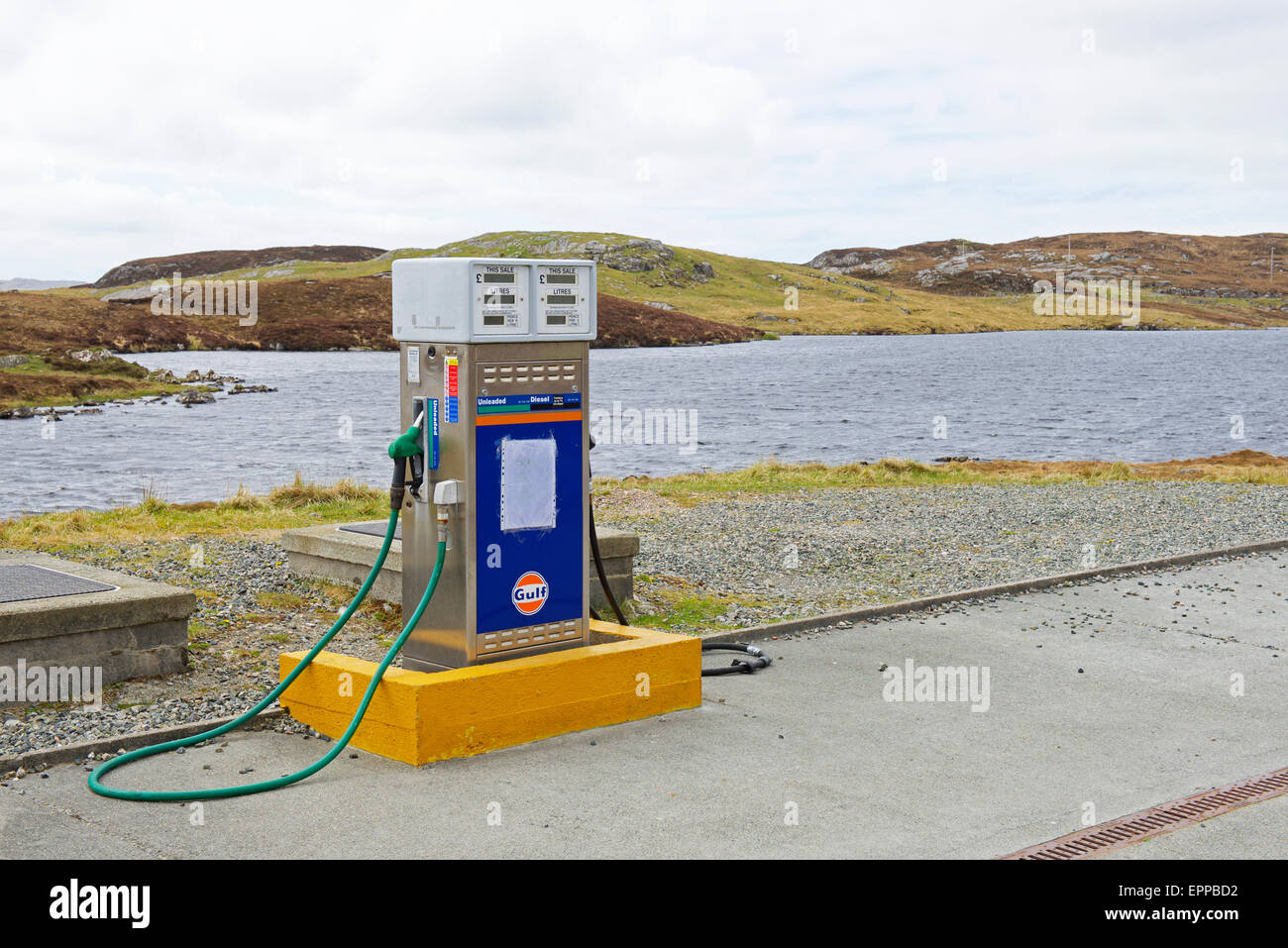 Bomba de gasolina en la isla de Gran Bernera, Isla de Lewis, Hébridas Exteriores, Escocia, Reino Unido Foto de stock