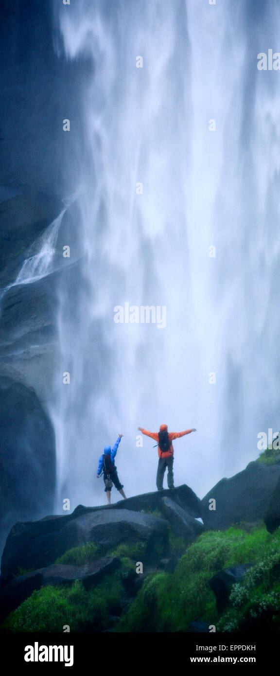 Par de senderismo en la niebla por debajo de Nevada Falls. Foto de stock