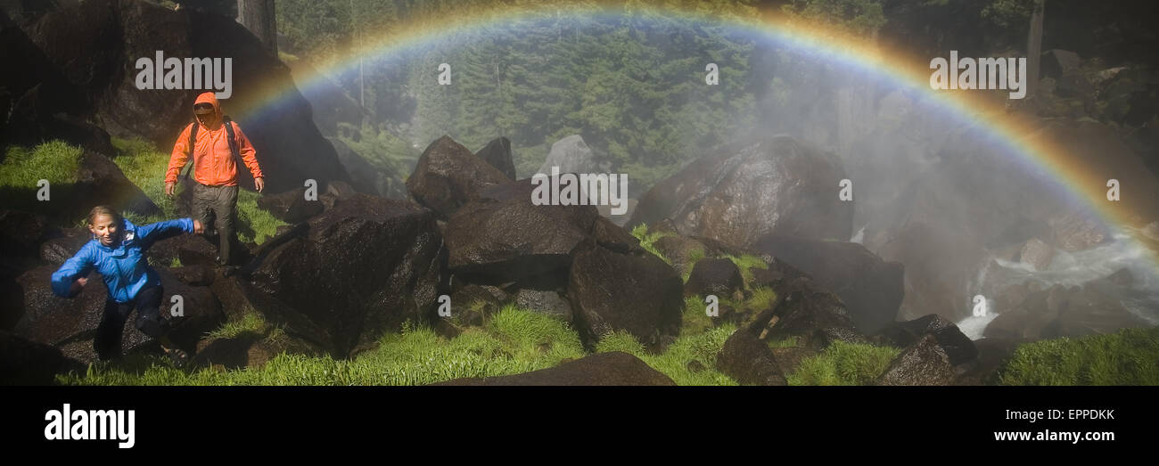 Par de senderismo en la niebla por debajo de Nevada Falls. Foto de stock