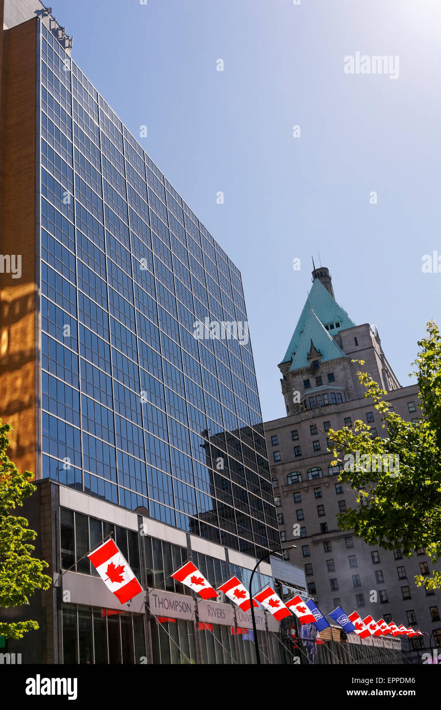 de banderas con canadiense Hotel Vancouver, el fondo, BC, Canadá Fotografía de stock - Alamy