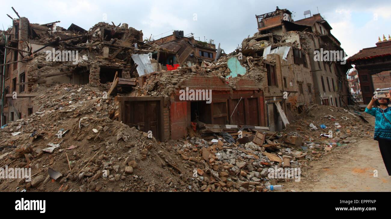 Bhaktapur, Nepal. 20 de mayo de 2015. Un turista toma fotos cerca de los escombros de las casas dañadas en Bhaktapur, Nepal, 20 de mayo de 2015. © Sunil Sharma/Xinhua/Alamy Live News Foto de stock