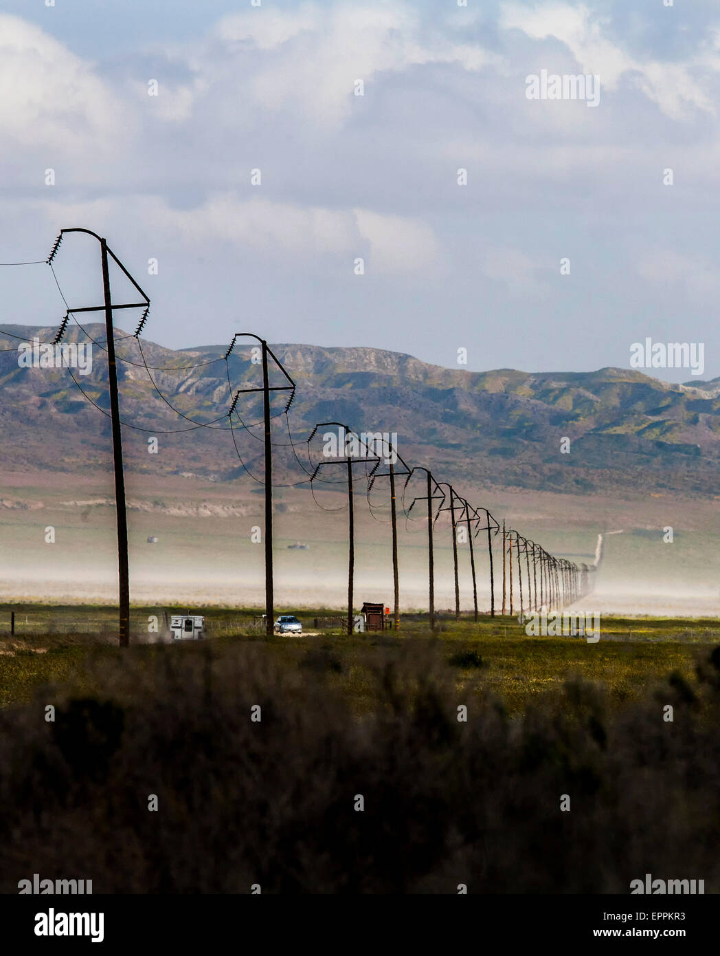 Cables y postes, cruzando el Monumento Nacional Carrizo Plain, California Foto de stock