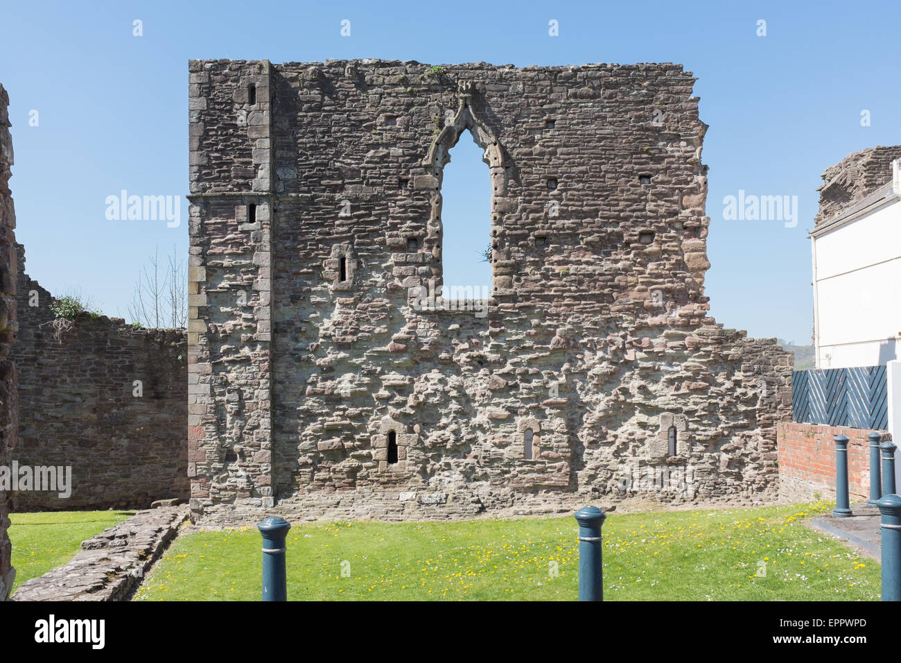 Las ruinas del castillo de Monmouth, un edificio catalogado de grado 1 y monumento programados Foto de stock