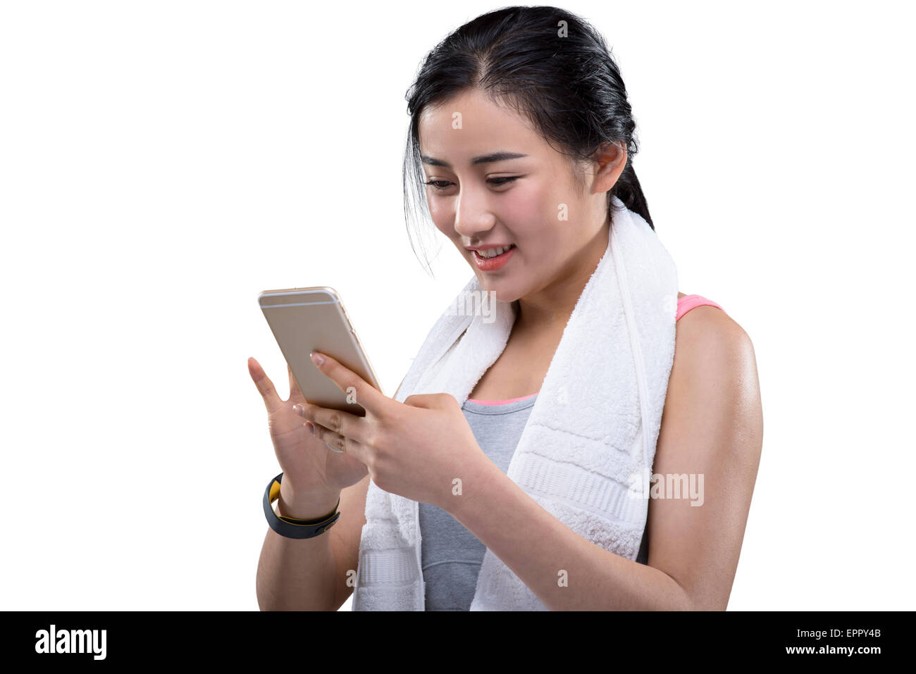 Joven atleta femenina mediante teléfono celular Foto de stock