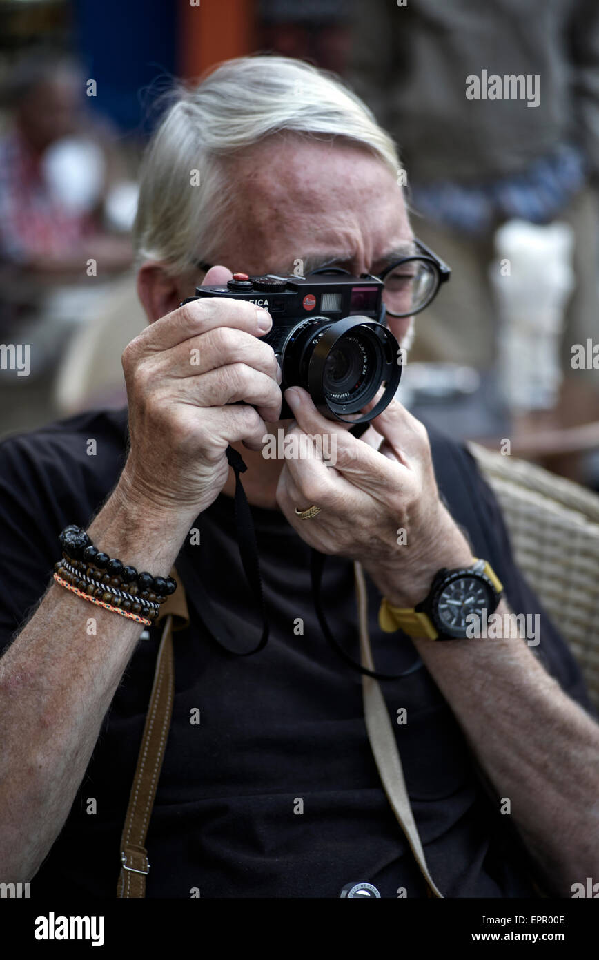 Fotógrafo Tomando una foto usando una cámara de película de rangefinder Leica M6 Foto de stock