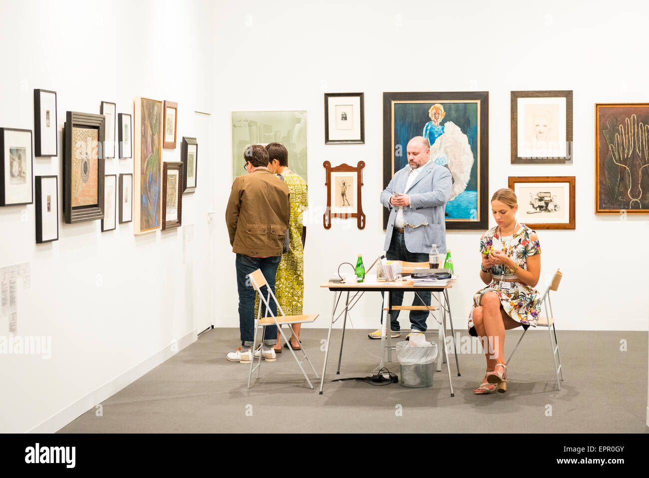 Art Basel Miami Florida feria internacional de exposiciones pinturas esculturas modernas imágenes stand visitantes invitados Foto de stock
