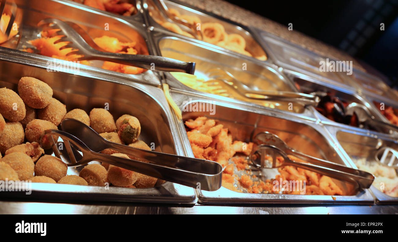 Restaurante con comida para llevar china pescados fritos y otros alimentos salados y fritos Foto de stock