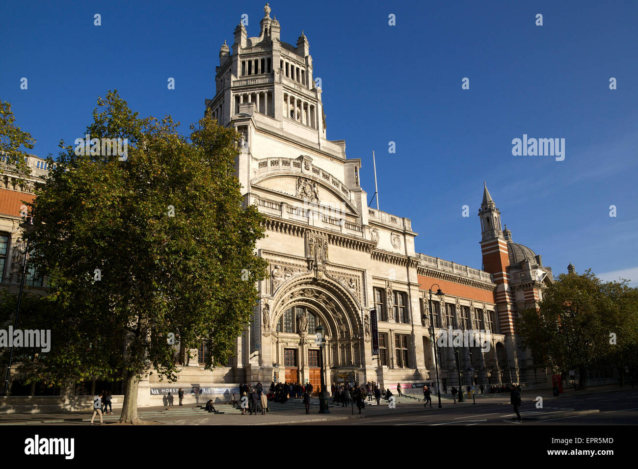 Entrada principal, el museo Victoria y Albert, South Kensington, Londres, Inglaterra, Reino Unido. Foto de stock