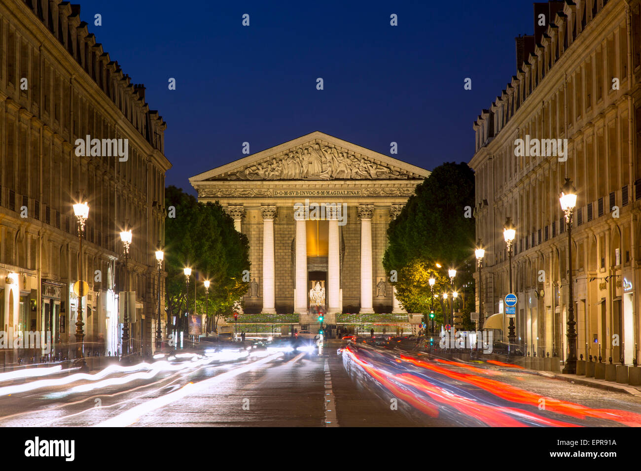 Coche senderos de luz debajo de Eglise Sainte-Marie-Madeleine, cerca de la Place de la Concorde, París, Francia Foto de stock