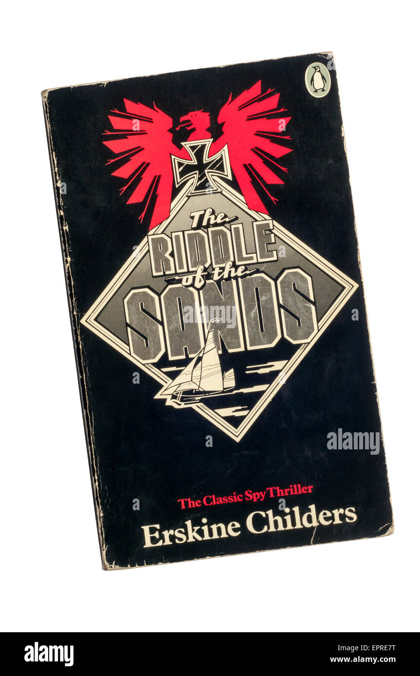 Paperback copia de El enigma de las arenas por Erskine Childers, publicado por Penguin en 1978. Foto de stock