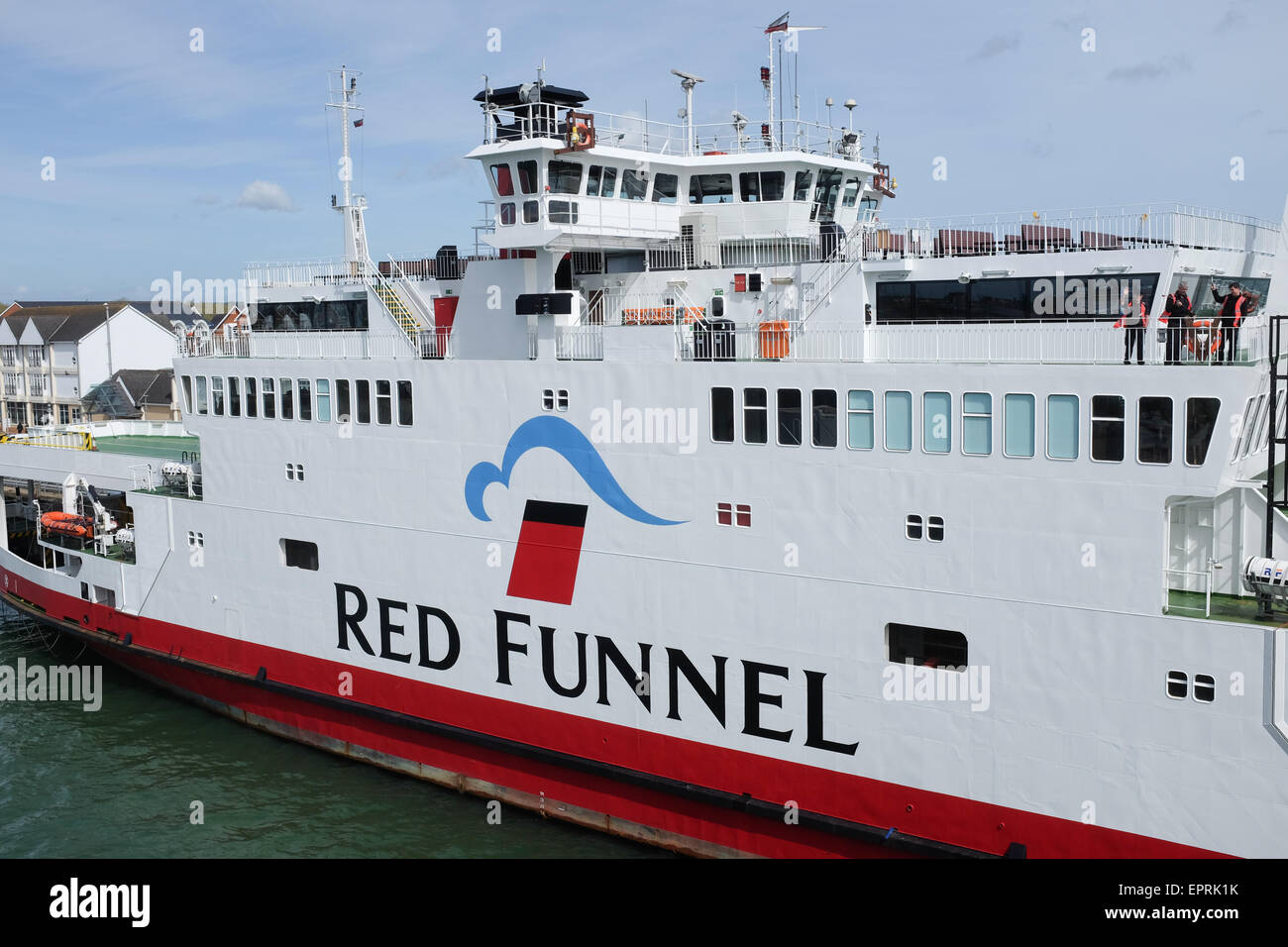 Un ferry Red Funnel que navega entre Southampton y Cowes en la Isla de Wight, Reino Unido. Foto de stock