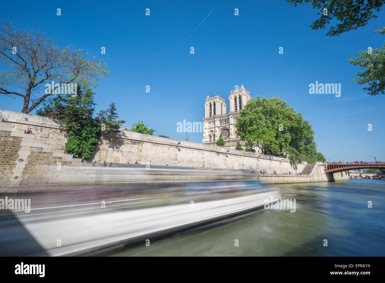 La catedral de Notre Dame y el Sena con barco turístico, la larga exposición Foto de stock