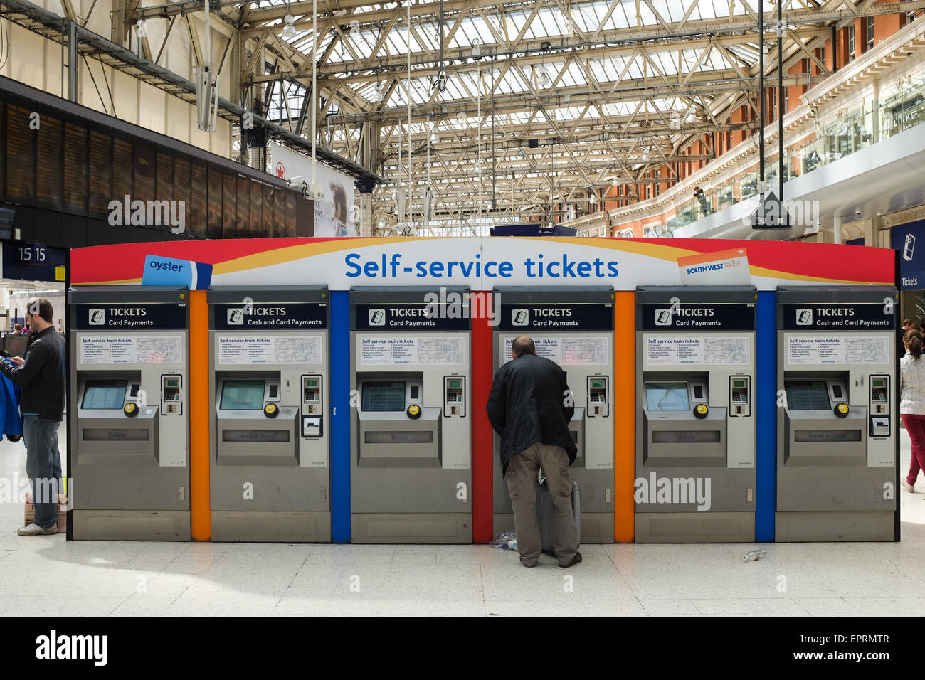 Las máquinas de venta de billetes de tren en la estación de Waterloo en Londres, Inglaterra. Foto de stock