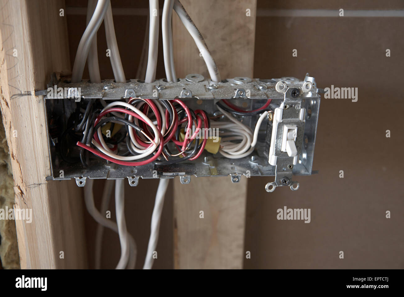Cierre de la caja de empalmes eléctricos en casa bajo renovación Fotografía  de stock - Alamy