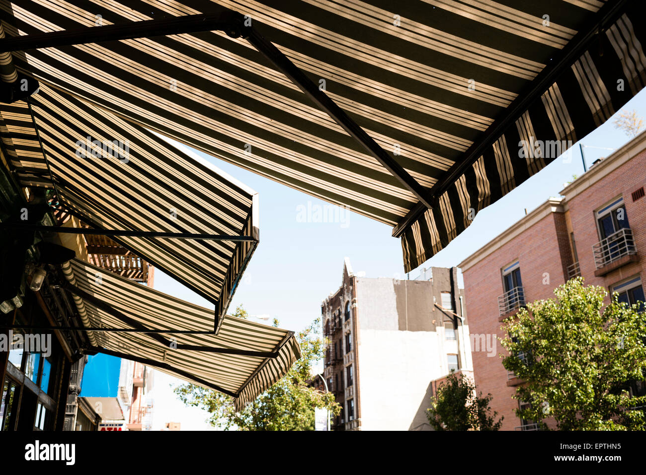 Toldos colgando sobre Restaurante, Williamsburg, Brooklyn, Nueva York,  Nueva York, EE.UU Fotografía de stock - Alamy