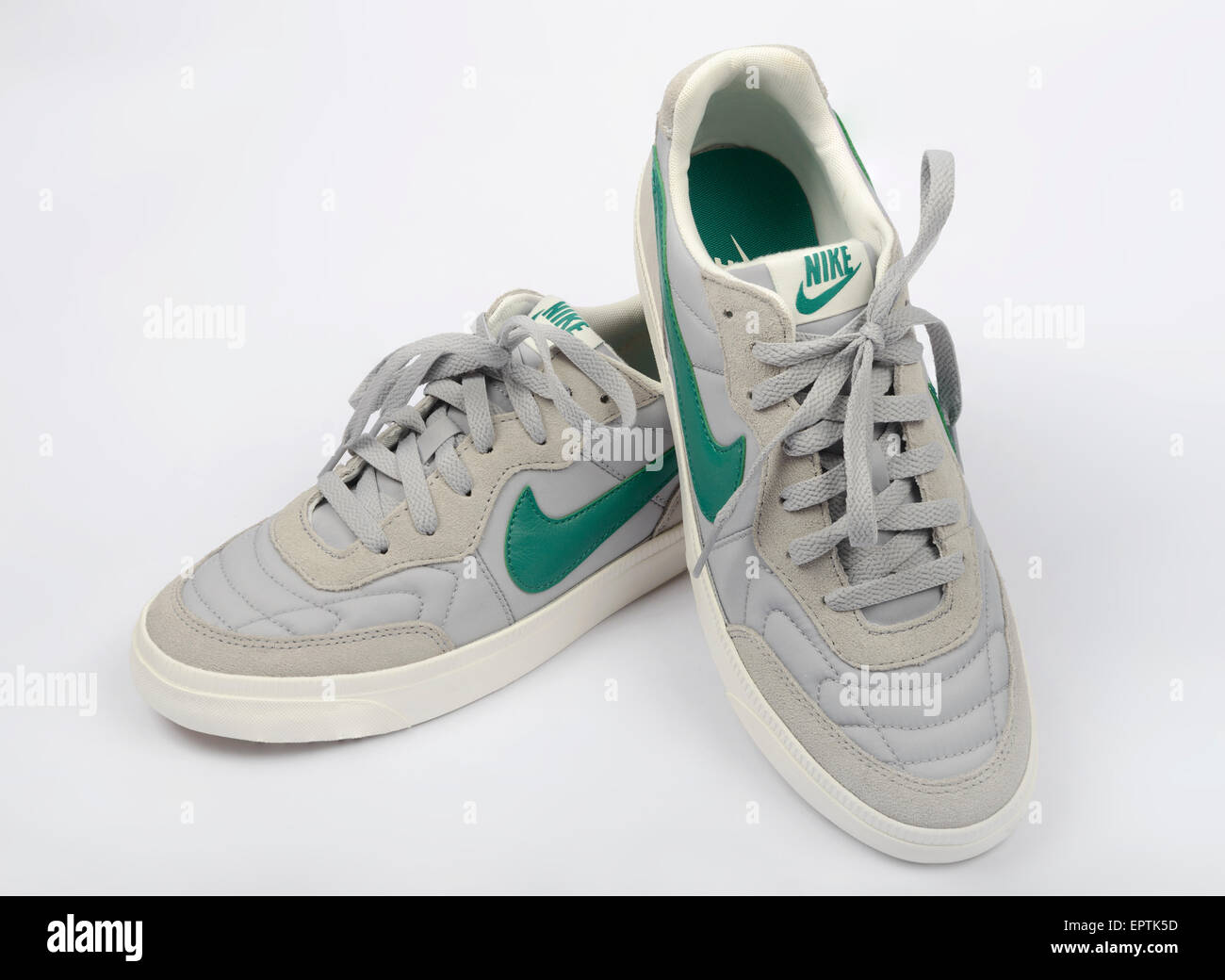 Un par de zapatillas Nike Zapatilla para caminar con un logo verde símbolo  aislado sobre fondo blanco Fotografía de stock - Alamy
