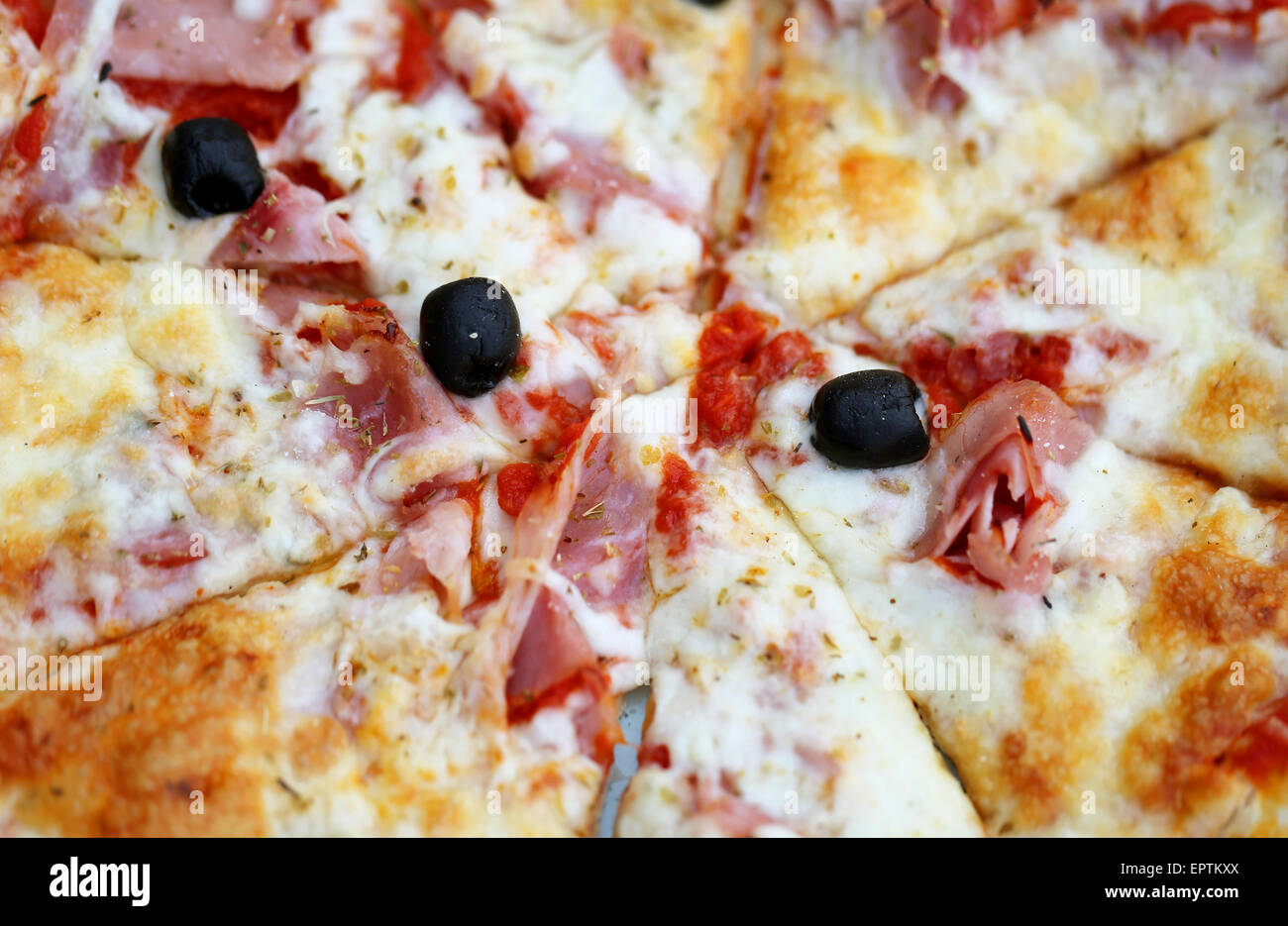Deliciosa pizza con queso y aceitunas Foto de stock