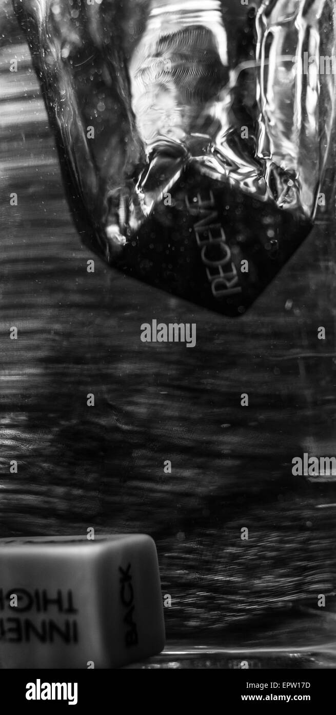 Juego sexual dados a través del agua cayendo en blanco y negro Foto de stock