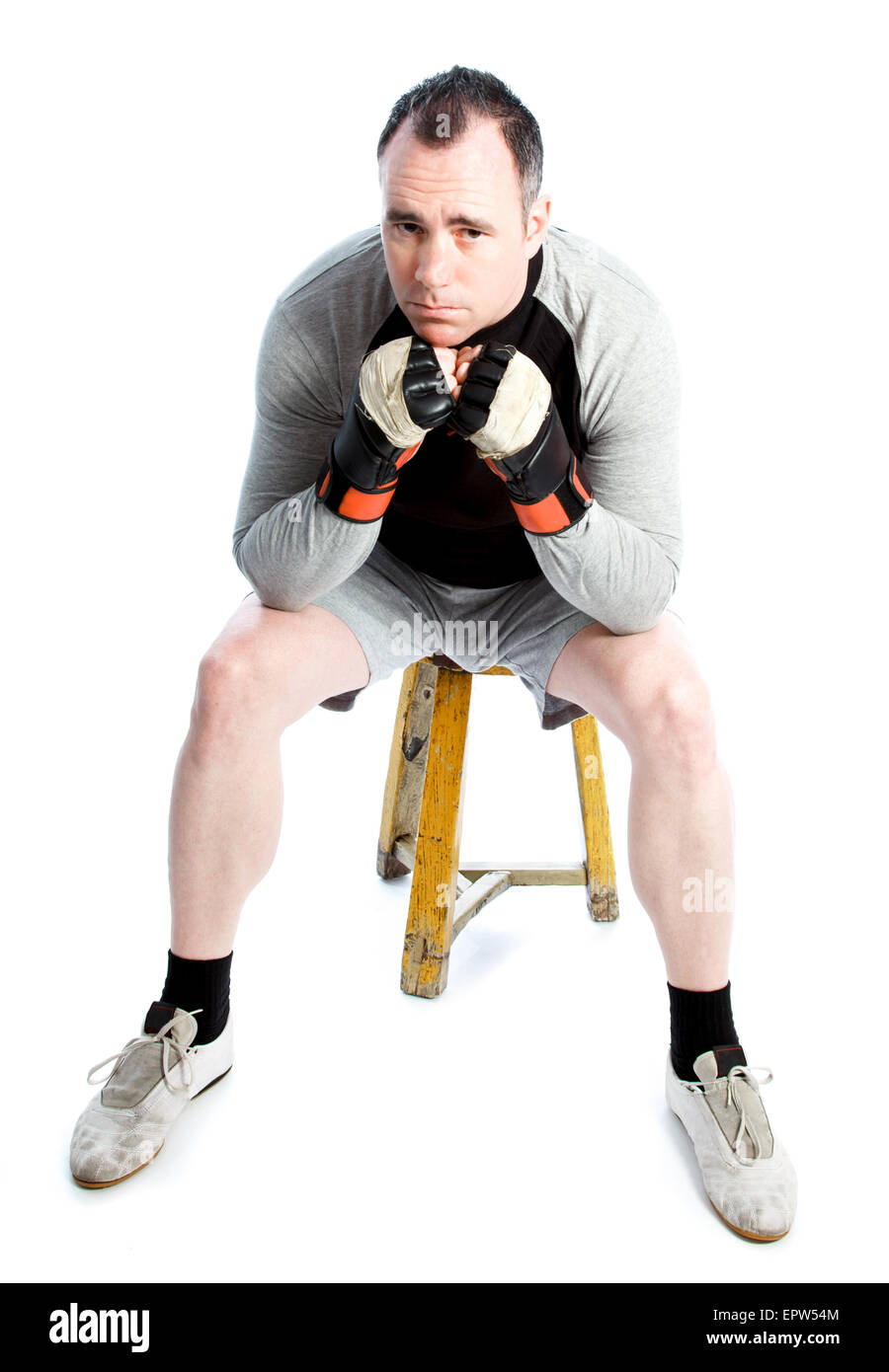 Boxeador caucásico de 40 años aislado en un fondo blanco. Foto de stock