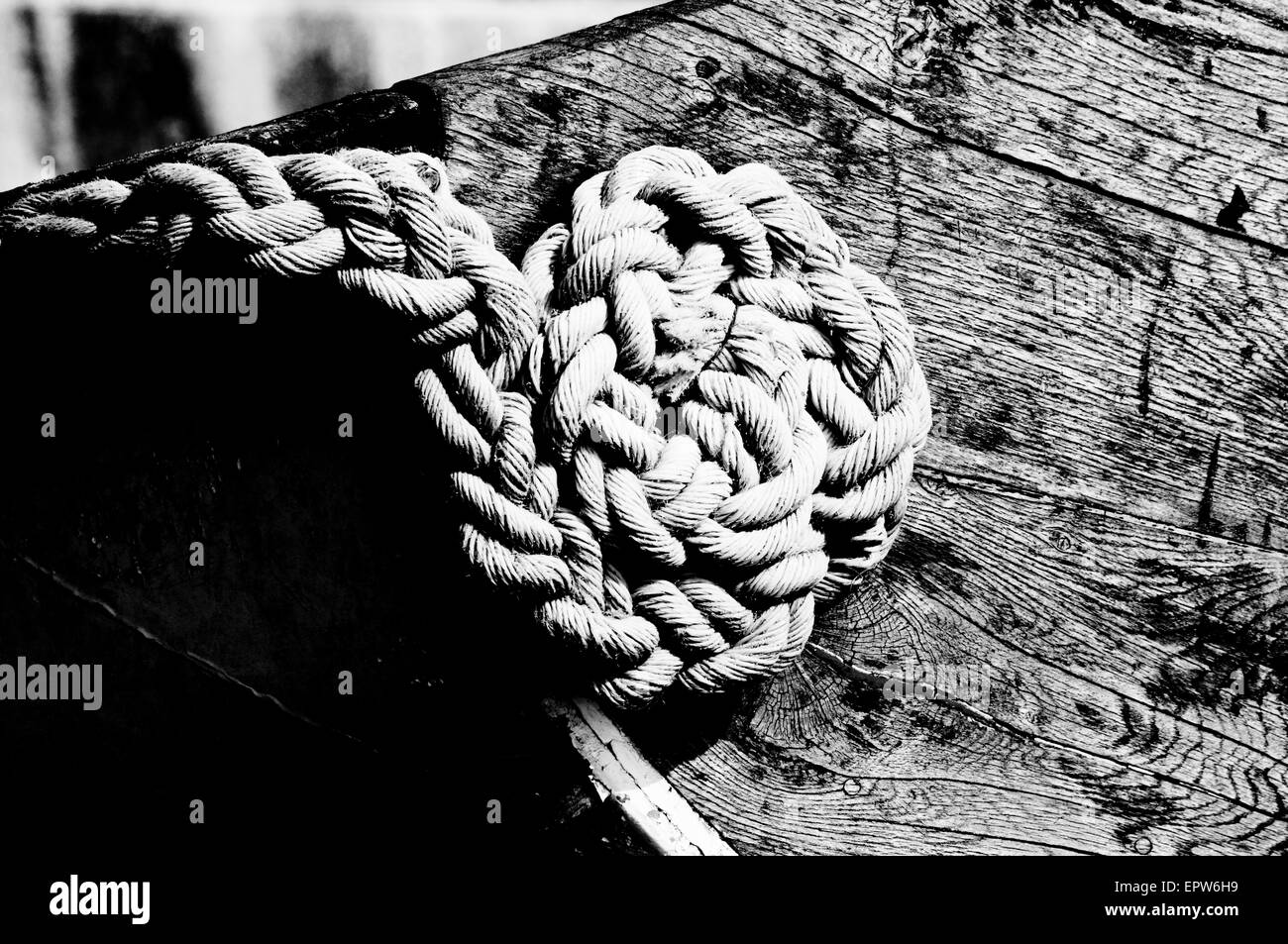 Un estudio monocromo de alto contraste de un nudo en un barco de pesca en Littlehamton, West Sussex Foto de stock