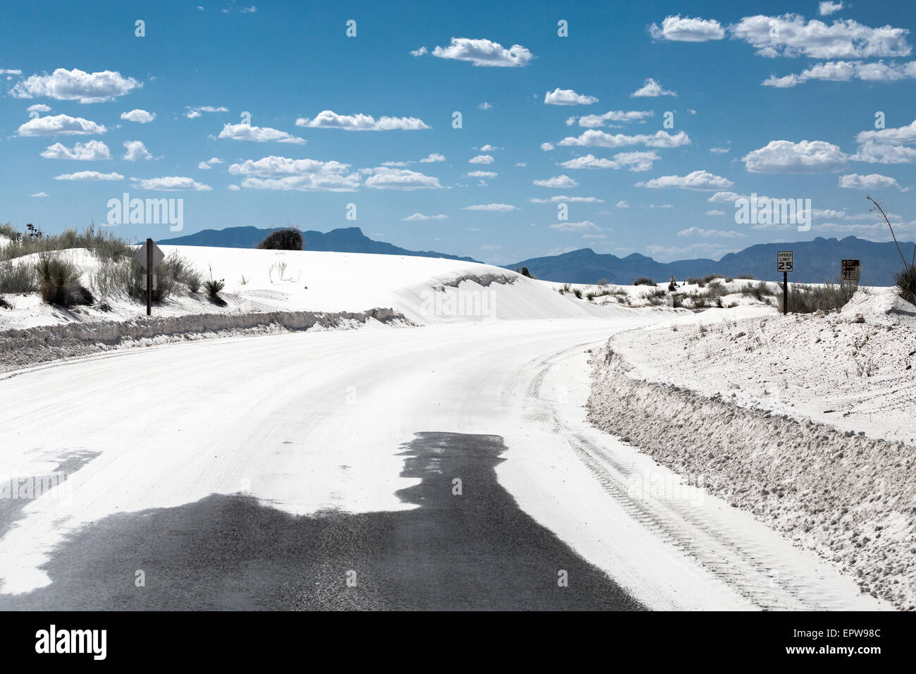 Street, White Sands National Monument, Alamogordo, Nuevo México, EE.UU. Foto de stock