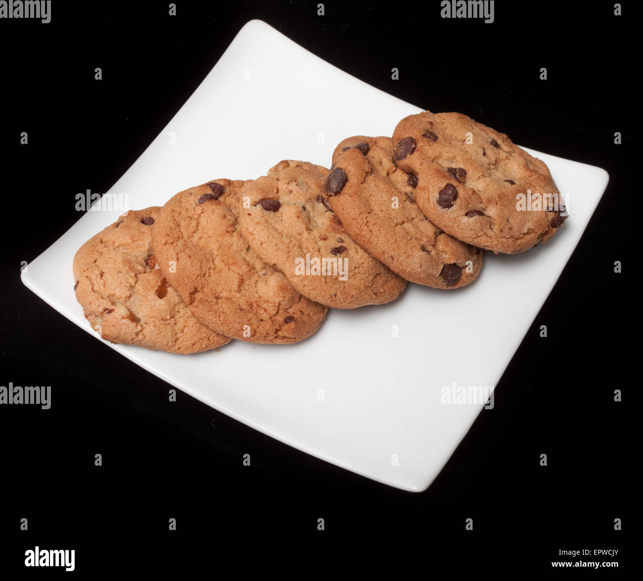 Las galletas con trocitos de chocolate servido en una placa Foto de stock